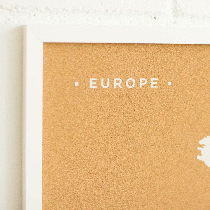 Carte de l'Europe en liège avec cadre - couleur naturelle, impression blanc (60 x 45 cm) | Miss Wood carte murale petit tube Miss Wood 
